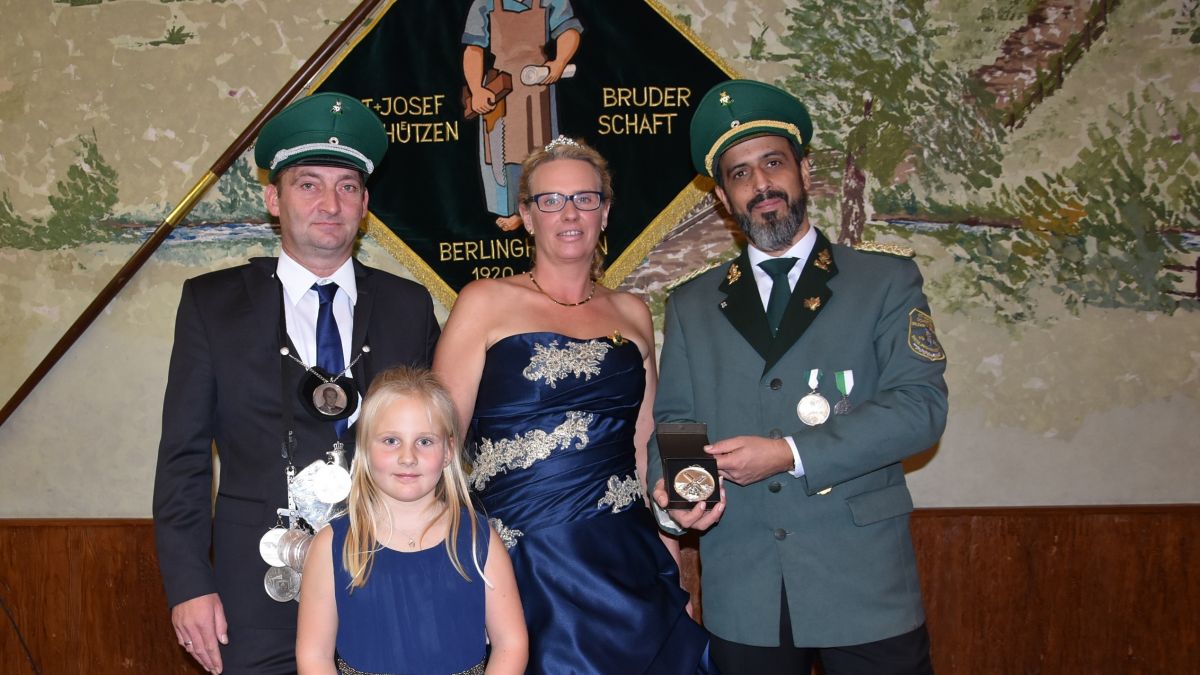 Das Königspaar Thomas und Patricia Falke, mit Tochter Hanna überreicht dem zweiten Vorsitzenden Bastian Lücking seinen Königsorden. von Nicole Voss