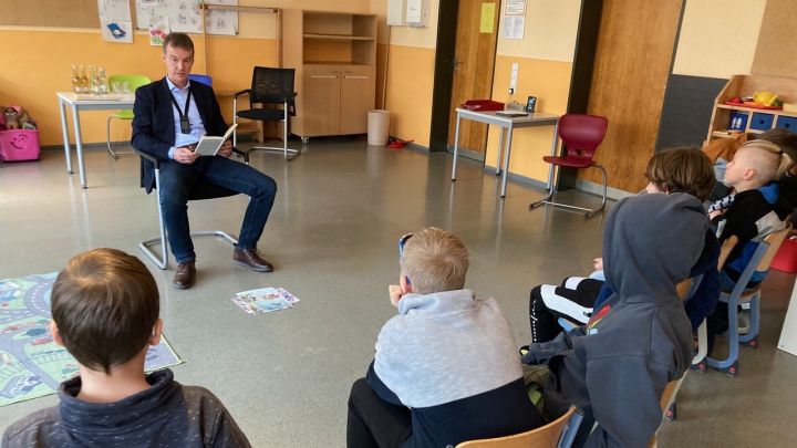 Bürgermeister Bernd Clemens besuchte am bundesweiten Vorlesetag die Hünsborner Grundschule, las...