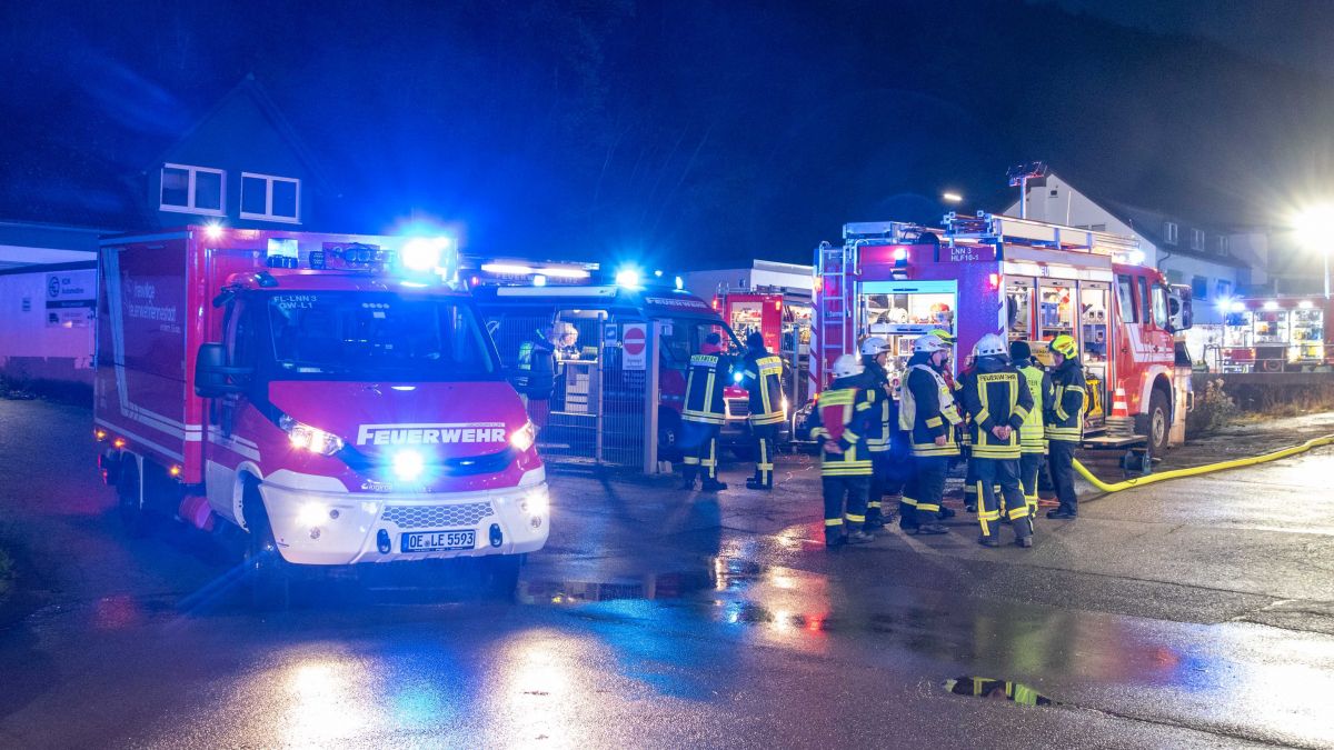 Die Feuerwehr ist mit etwa 100 Kräften in einem metallverarbeitenden Betrieb in Grevenbrück im Einsatz. Hier gab es eine chemische Reaktion. von Nils Dinkel