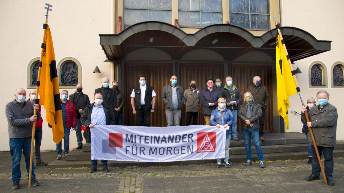 Angehörige der Belegschaft und Mitglieder des Betriebsrates des Thyssen-Krupp-Werkes in Lütringhausen nach der Katharinenmesse 2020. von Margitta Kiyek, KAB