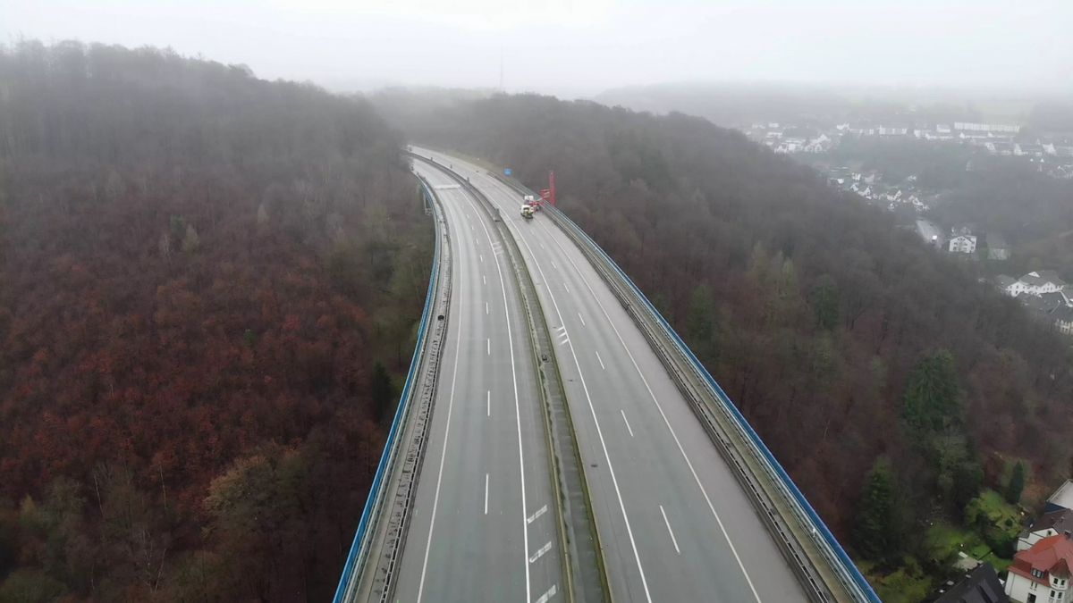 Die Talbrücke Rahmende der A 45 aus der Luft. Jetzt wird die Abfahrt Lüdenscheid-Nord, aufgrund der Sperrung der A45 hoch belastet, grundlegend saniert. von Autobahn GmbH