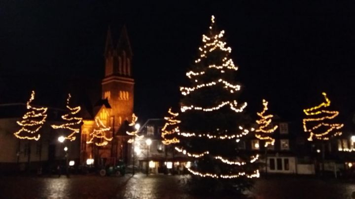 Der Olper Marktplatz mit Weihnachtsbeleuchtung