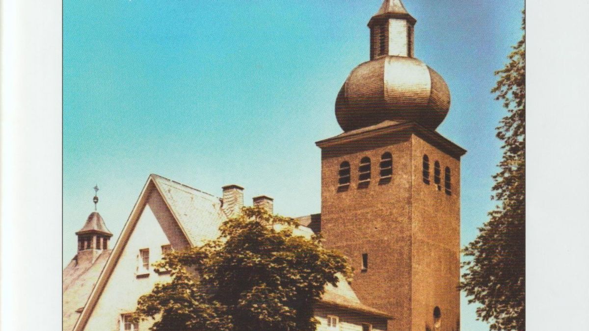 Die Titelseite der neuen Ausgabe von „An Bigge, Lenne und Fretter“ zeigt die Pfarrkirche St. Antonius Einsiedler in Rönkhausen in den 1960er Jahren. von Cramers Kunstanstalt KG, Dortmund