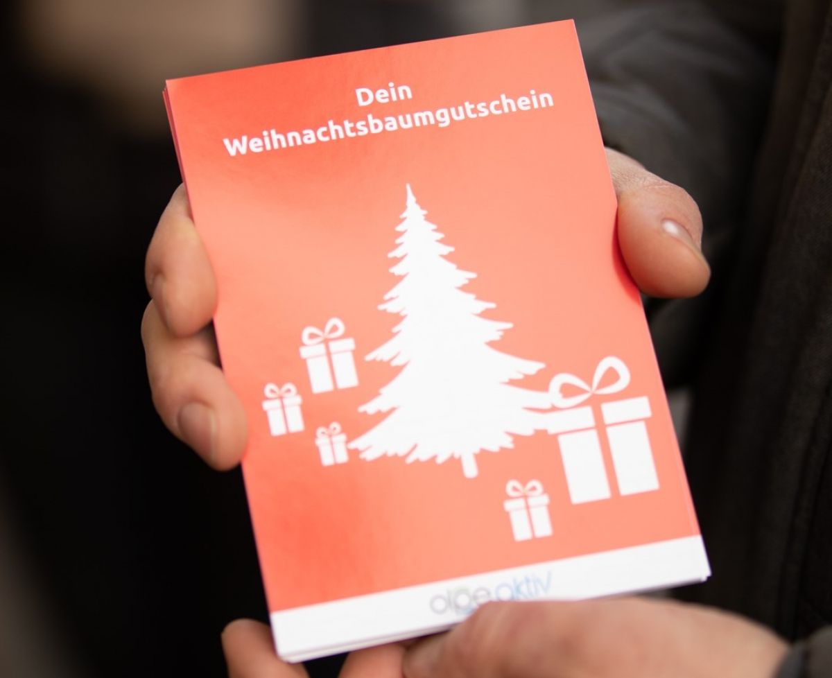 Wer in den teilnehmenden Geschäften für 200 Euro einkauft, erhält einen Gratisgutrschein für einen Weihnachtsbaum. von Olpe Aktiv