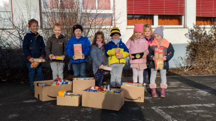 Mit Geld und Lebensmitteln beschenkten die Kinder den Finnentroper Warenkorb.