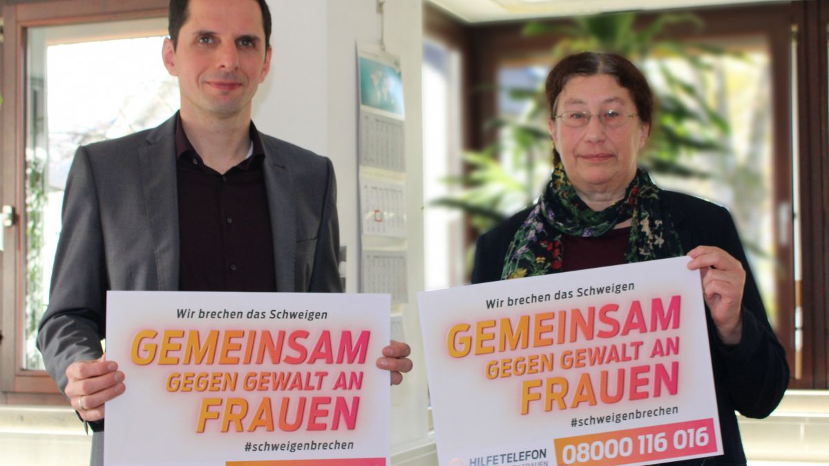Bürgermeister Christian Pospischil und die Gleichstellungsbeauftragte Marion Terschlüsen setzen Zeichen gegen Gewalt. von privat