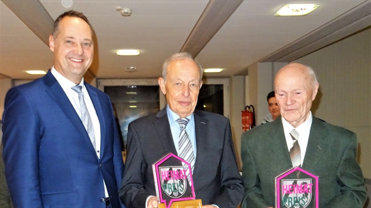 Bürgermeister Peter Weber überreichte Heimatpreis an Gerhard Burghaus und Hans-Jürgen Dienstuhl (von links) von Sigrid Mynar