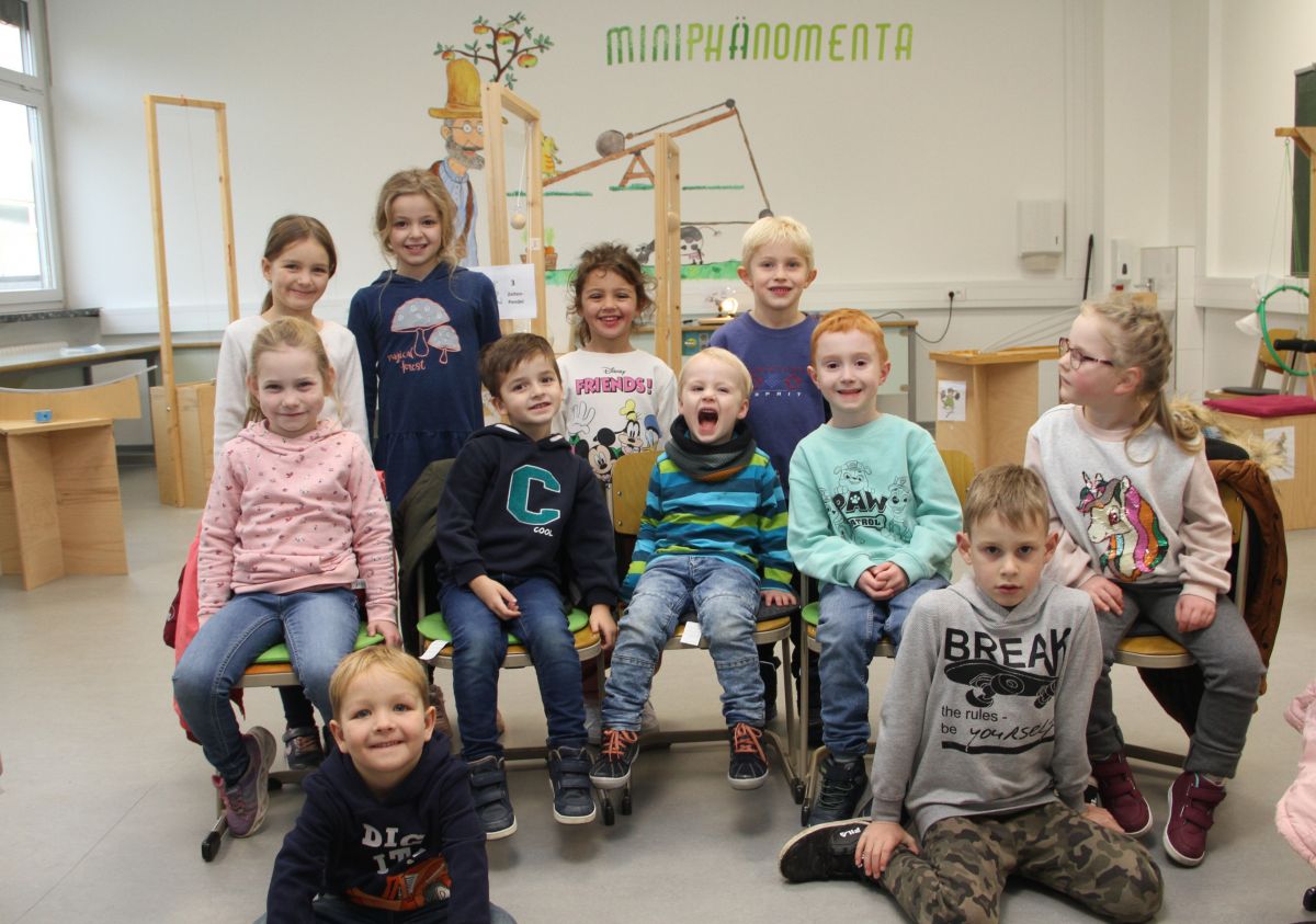 Begeistert waren einige Kinder des St.-Bartholomäus-Kindergartens Meggen und einige Geschwister von der Miniphänomenta an der Elsper Grundschule. von Kerstin Sauer