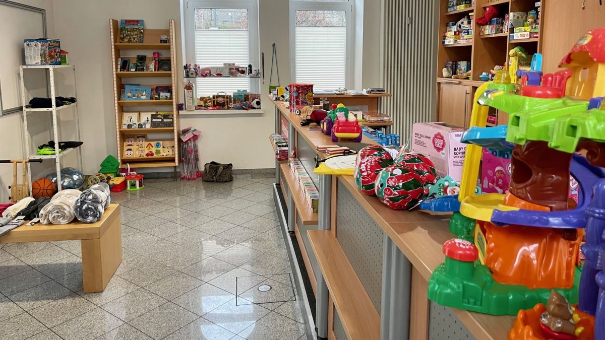 Zahlreiches Spielzeug für bedürftige Kinder gibt es von Freitag, 25., bis Sonntag, 27. November, in der ehemaligen DB-Agentur in Altenhundem. von Claudia Wichtmann