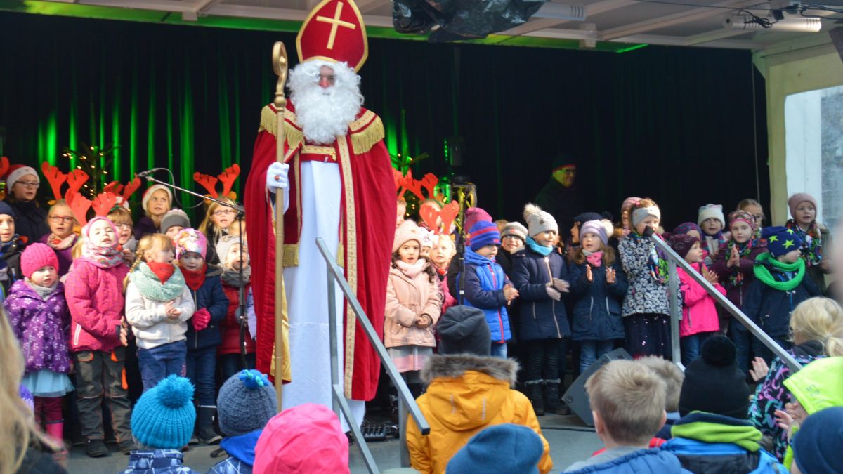 Gleich nach der Eröffnung des Weihnachtsmarktes ist der Besuch des Nikolauses ein Highlight. von Nicole Voss