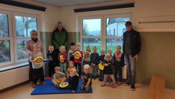 Die Kindergartenkinder erhielten eine neue Turnmatte, gespendet von der ARGE Brachthausen.