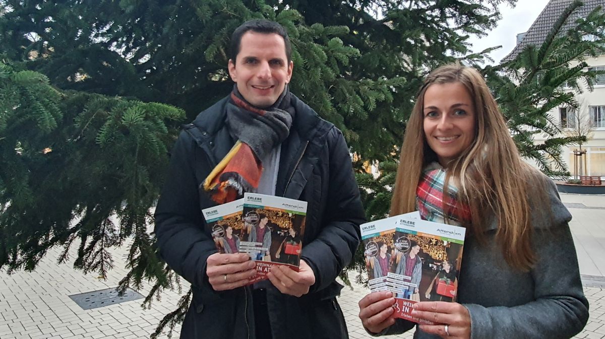 Bürgermeister Christian Pospischil und Kristin Meyer vom Stadtteilmanagement empfehlen Besuchern der Hansestadt die neue Broschüre. von privat