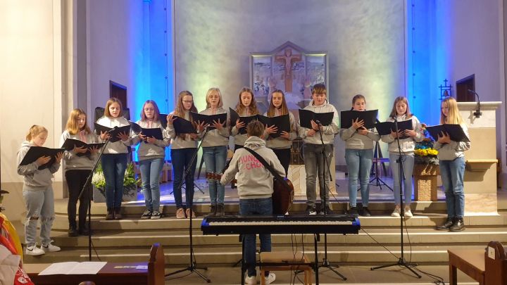 Die „Chor`nies“ des jungen Chores Leitung von Heike Schürmann eröffneten den musikalischen...