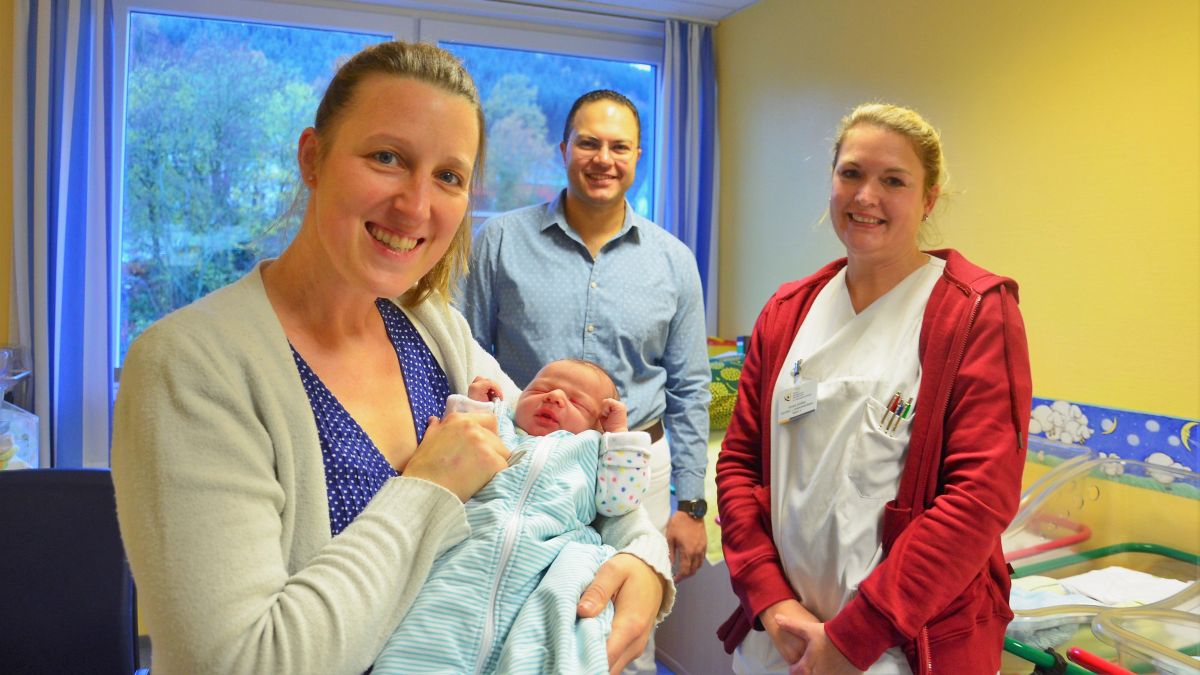 Freuen sich über die Geburt des kleinen Elias (von links): Mutter Carina Horst, Stationsarzt Hani Ibrahim sowie Gesundheits- und Kinderkrankenpflegerin Verena Grobbel. von Katholische Hospitalgesellschaft