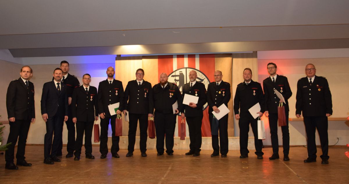 Bei der Jahresdienstbesprechung der Feuerwehr Kirchhundem gab es zahlreiche Ernennungen und Ehrungen. von Leoni Hermes