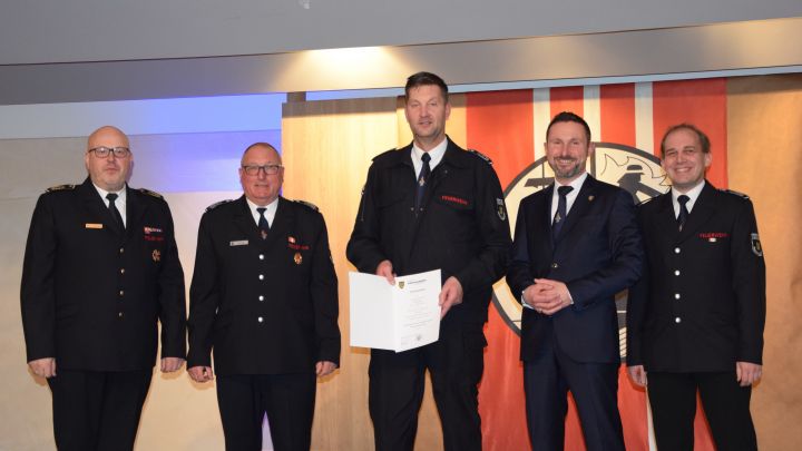 von links: Kreisbrandmeister Christoph Lütticke, Leiter der Kirchhundemer Feuerwehr Klaus Happe,...