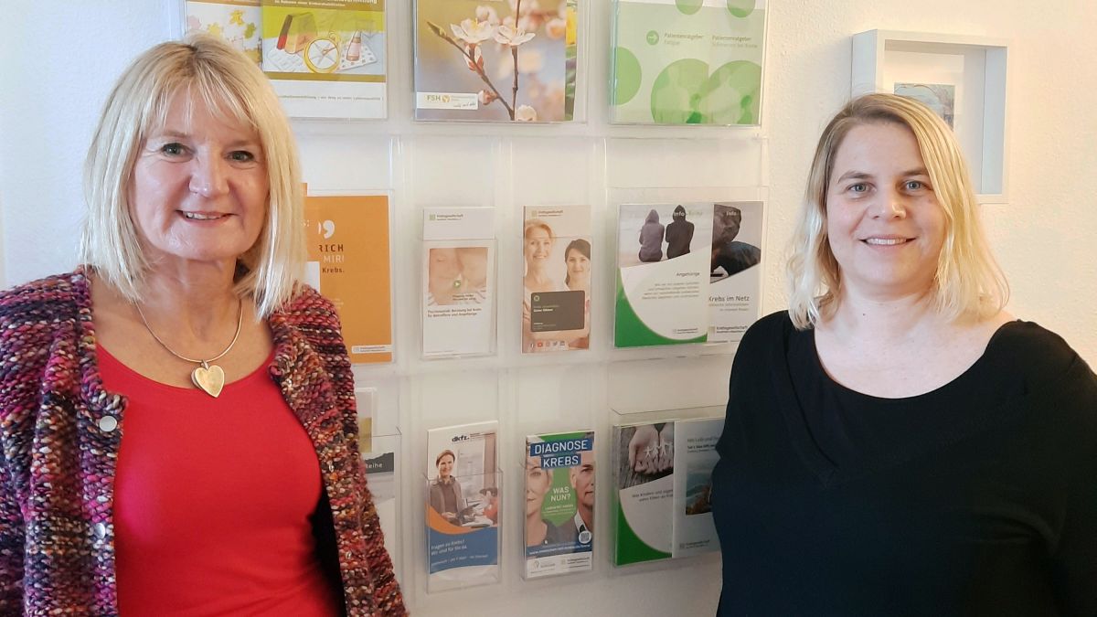 Das Team der Krebsberatung Olpe hilft Betroffenen und ihren Angehörigen: Petra Schwickerath (Terminkoordination und Assistenz, l.) und Jutta Köhler (Beratung). von privat