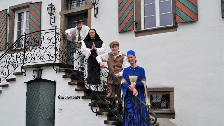 Einige Ehrengäste aus der Geschichte Drolshagens sind beim Historienabend zu Gast und berichtet...