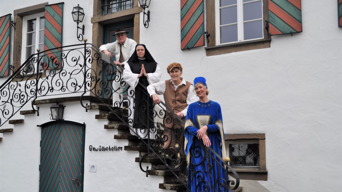 Einige Ehrengäste aus der Geschichte Drolshagens sind beim Historienabend zu Gast und berichtet über ihre Erlebnisse im alten Drolshagen. von privat