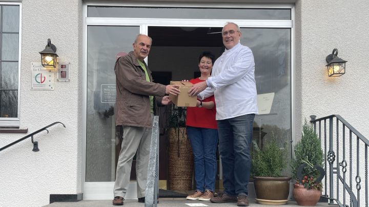 Jochen Dolle nahm die Spendenbox von Carola und Thomas Eickhoff (von links) in Empfang.