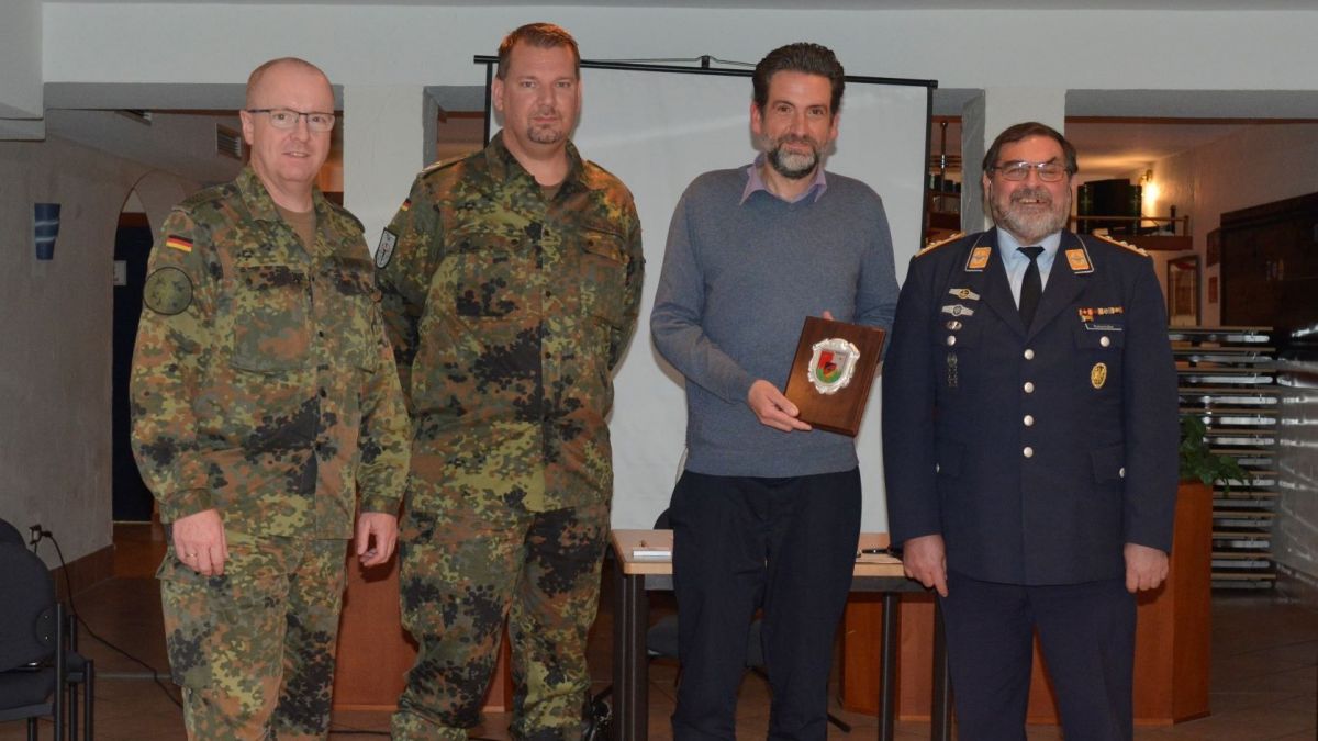 Dr. phil. Sascha Arnautovic (3. von links) hielt ein sicherheitspolitisches Seminar für  Mitglieder der Kreisgruppe Südwestfalen des Deutschen Reservistenverbandes und Soldaten. von privat