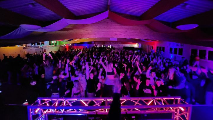 In der Vierjahreszeitenhalle in Drolshagen feierten 600 Gäste eine gelungene Party.