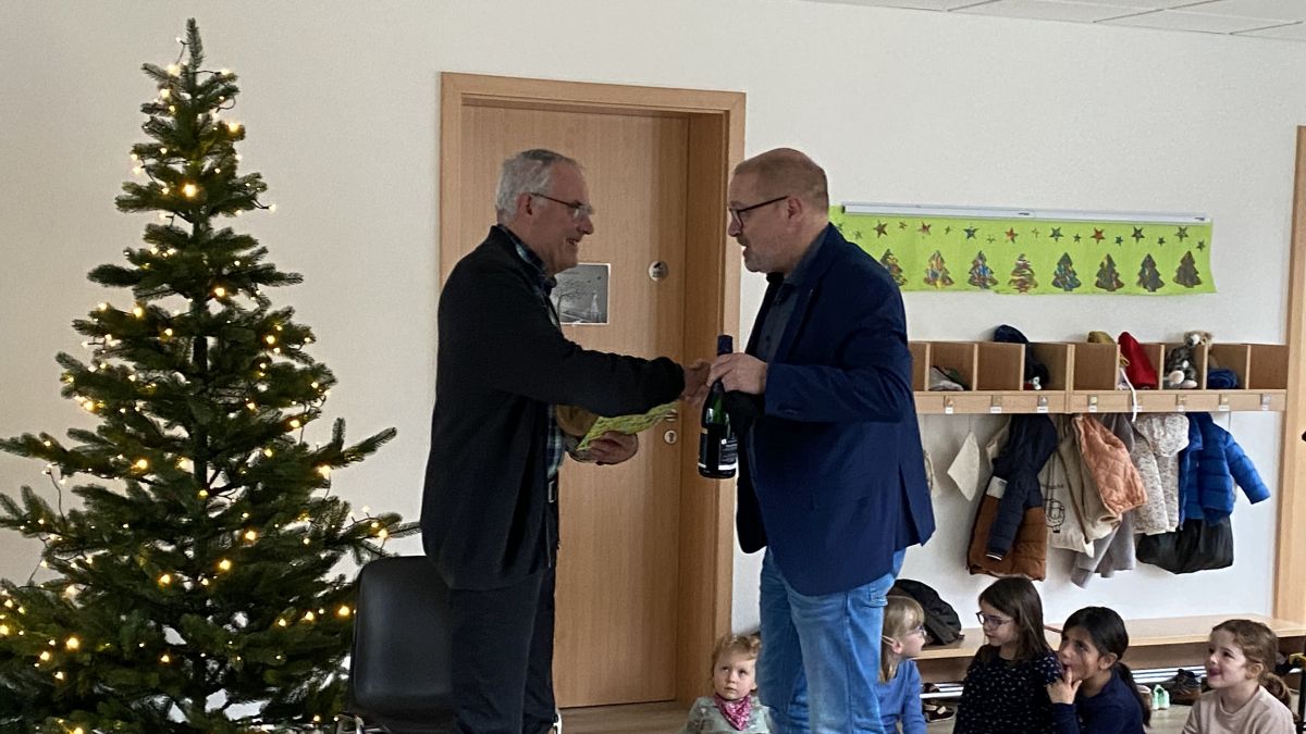 Bürgermeister Achim Henkel bedankt sich beim ausgeschiedenen Elternvereinsvorsitzenden Günter Haase. von privat