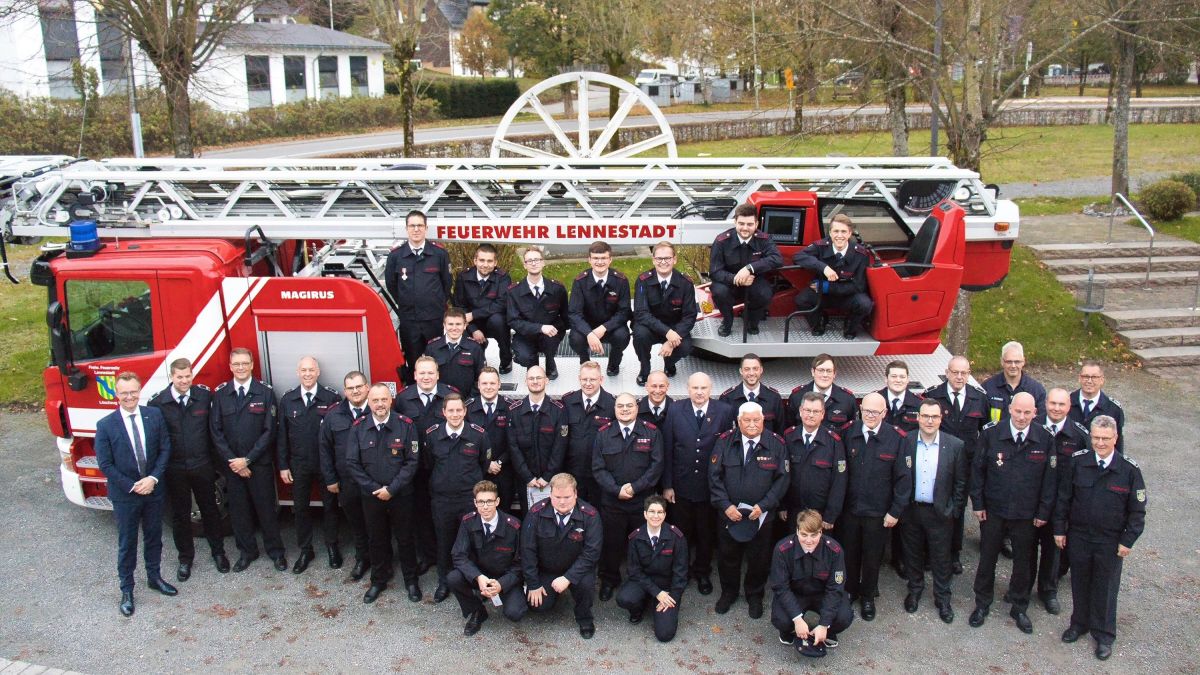 Gruppenfoto aller beförderten und geehrten Kameradinnen und Kameraden. von Feuerwehr Lennestadt