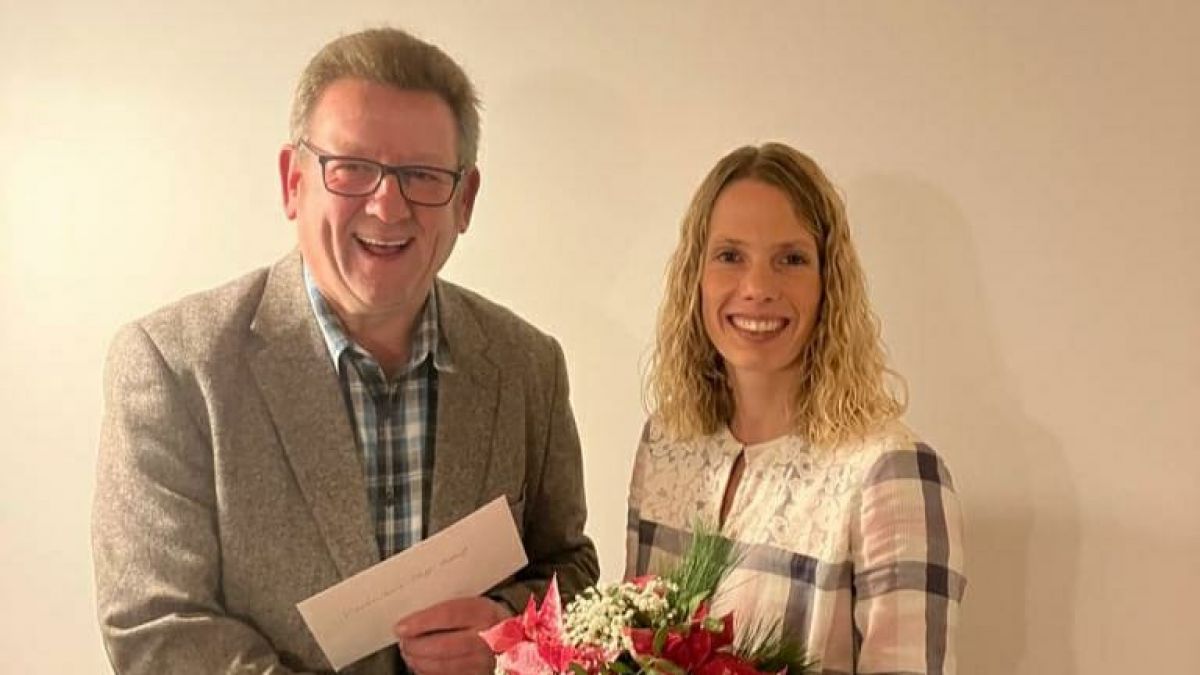 Der Ottfinger Ortsvorsteher Ralf Bröcher gratulierte Leichtathletin Steffi Osthoff zu ihren sportlichen Erfolgen. von privat