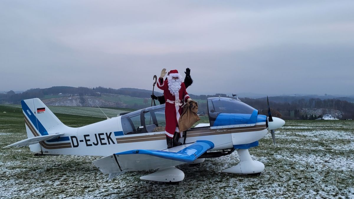 Komfortabel, im warmen Flugzeug ist der Nikolaus auf dem Flugplatz Dümpel gelandet. von LSC Dümpel