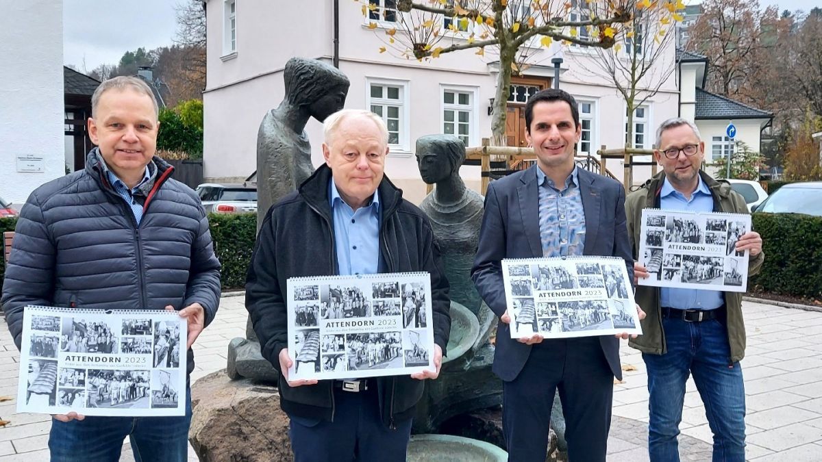 Michael Frey, Meinolf Lüttecke, Bürgermeister Christian Pospischil und Markus Frey (v.l.) mit dem druckfrischen Attendorner Heimatkalender. von privat