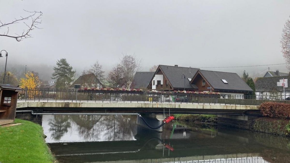 Kraftakt Brückenneubau: Umleitung über Radwegetrasse in Saalhausen