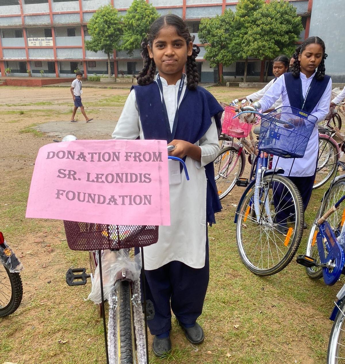 Weil Busfahren unerschwinglich teuer ist: Die Indien-Initiative Leonidis machte die Anschaffung von Fahrrädern möglich, so dass die Schülerinnen der St. Katherine High School in Ranchi (Nordindien) wieder am Unterricht teilnehmen konnten. von privat