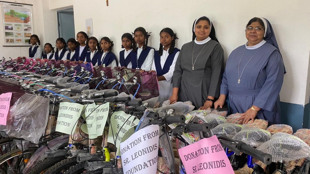 Weil Busfahren unerschwinglich teuer ist: Die Indien-Initiative Leonidis machte die Anschaffung von Fahrrädern möglich, so dass die Schülerinnen der St. Katherine High School in Ranchi (Nordindien) wieder am Unterricht teilnehmen konnten. von privat