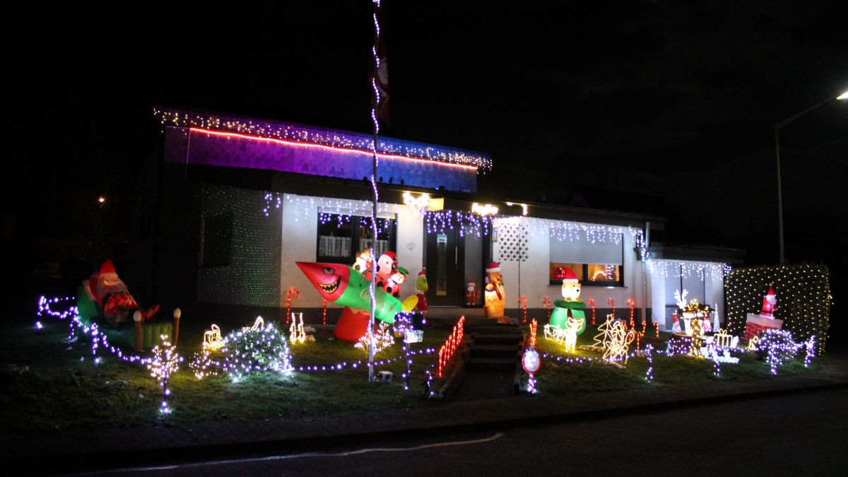 Jedes Jahr zur Weihnachtszeit sind Haus und Vorgarten der Familie Goll aus Hünsborn mit bunten Lichterketten und Leuchtfiguren illuminiert. von Lorena Klein