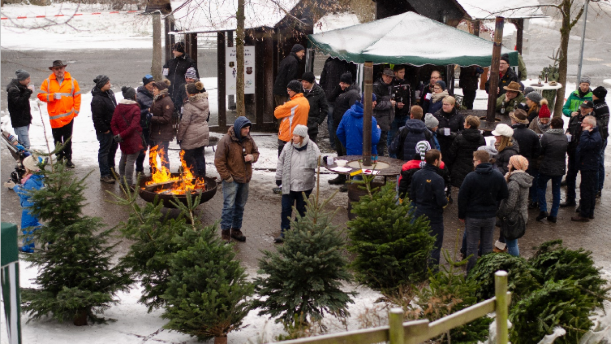 Auf dem Heider Dorfplatz verkauft die Spendengruppe Heid bald wieder Weihnachtsbäume. von privat