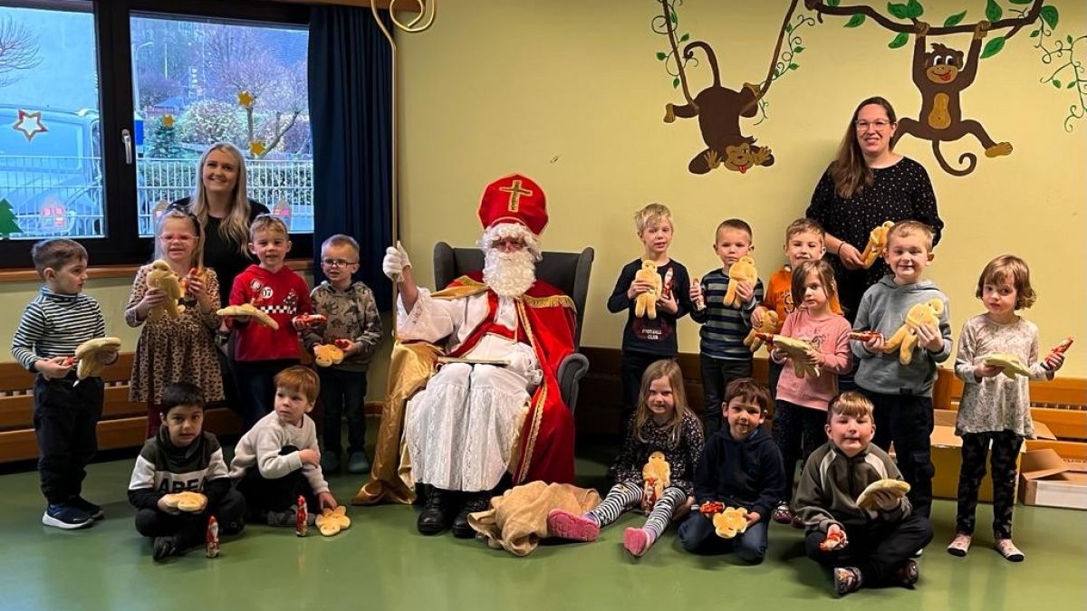 Riesen-Freude, aber auch Riesen-Aufregung bei den Kindern des St.-Josef-Kindergartens Heggen: Der Nikolaus war zu Besuch. von privat
