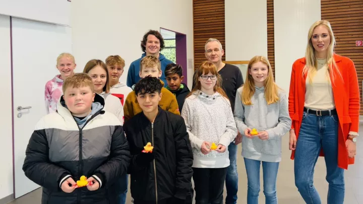 Die Teilnehmer des Vorlesewettbewerbs der Bigge-Lenne Gesamtschule mit Schulleiter Thorsten Vietor,...