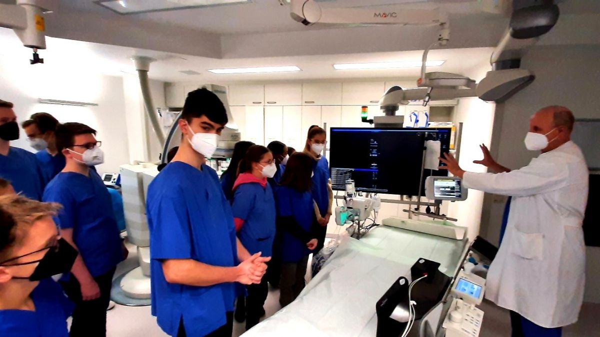 Die Schüler des Städtischen Gymnasiums Olpe besuchten das Krankenhaus Olpe und erhielten praxisnahe Einblicke in die Kardiologie. von privat