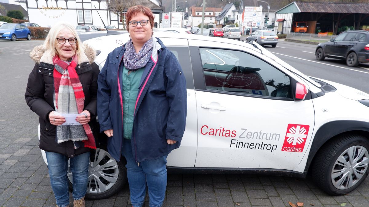 Nadine Schäfers (r.) übergab die Spende der Caritas-Station Finnentrop stellvertretend an Ulla Rau (l.) vom Lenhauser Warenkorb. von privat