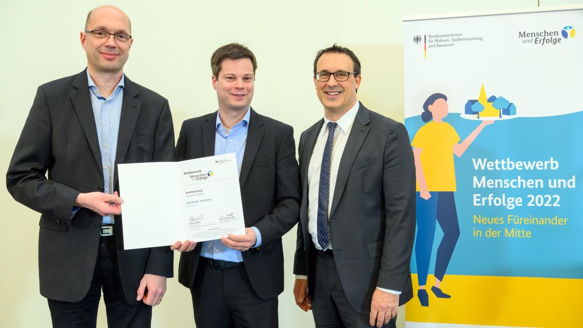 Von links: InfoTastic-Academy-Mitarbeiter Meinolf Schönauer, Patrick Schwane und Sören Bartol mit der Urkunde des Wettbewerbs „Menschen und Erfolge“. von privat