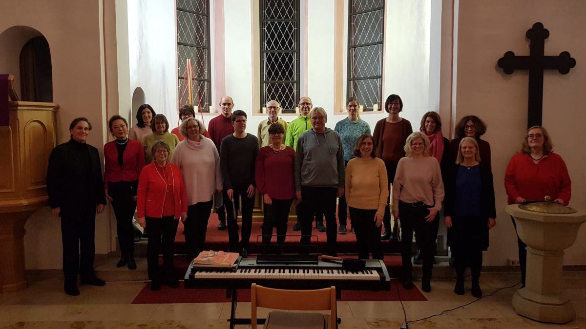 Der Chor „Chorissimo!“ der Musikschule Olpe gab jetzt ein Adventskonzert in der vollbesetzten evangelischen Kirche. von Christoph Teufer