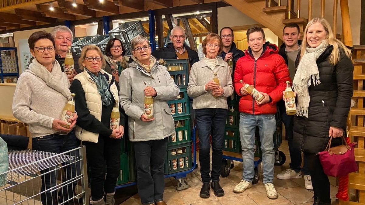 Mitgleder von CDU und JU Olpe übergaben 396 Flaschen Apfelsaft an das Warenkorb-Team. von privat