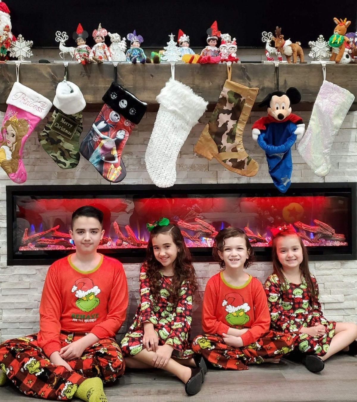 Ein Foto von Elenas Gastgeschwistern aus dem vergangenen Jahr: „Elf on the shelf“ und “matching Christmas pajamas”. von Elena Baumhoff