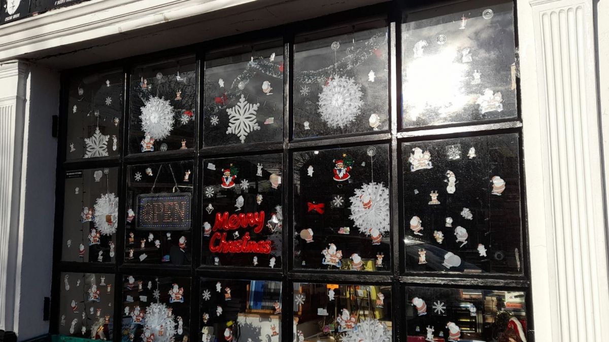 Ein weihnachtliches dekoriertes Fenster in Irland: Jette Kilgus aus Oberelspe erzählt, wie sie Weihnachten auf der grünen Insel verbringt. von Jette Kilgus