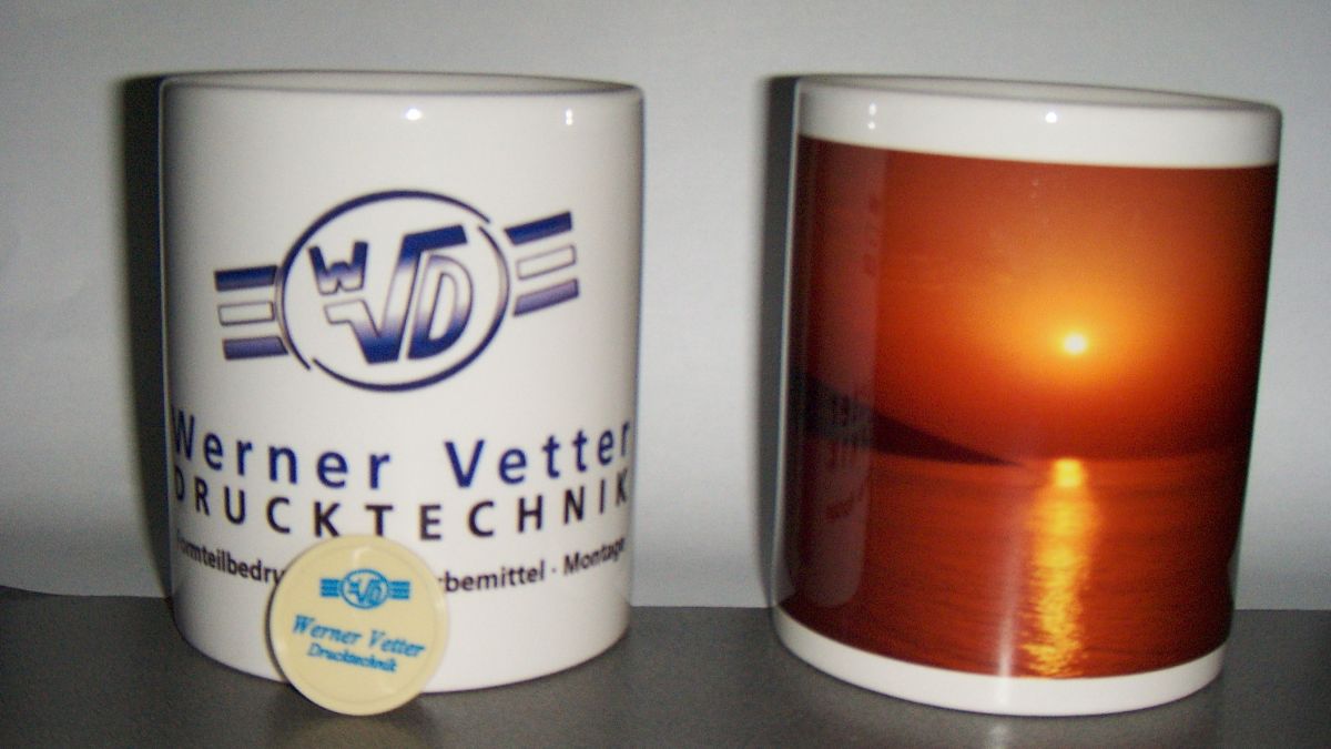 Das Team von Vetter Drucktechnik ermöglicht die individuelle Bedruckung verschiedener Artikel wie zum Beispiel Keramiktassen. von Vetter Drucktechnik