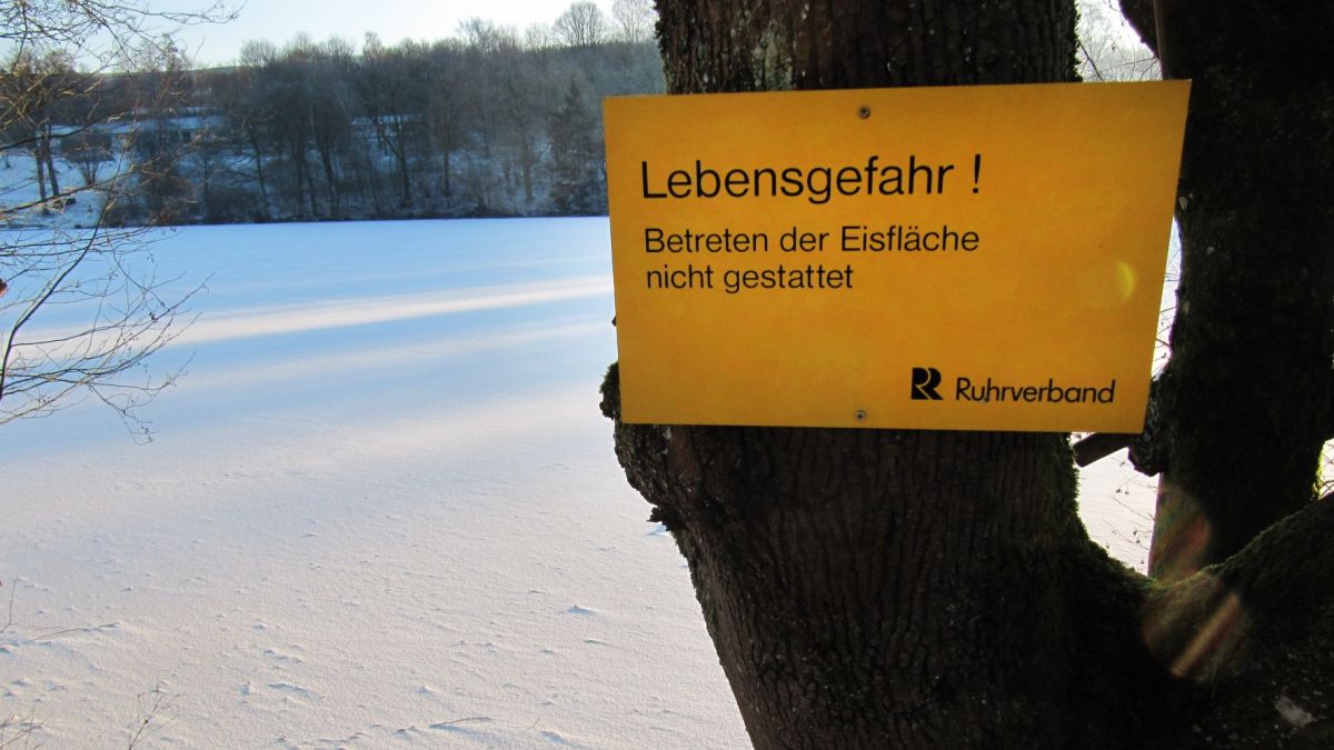 Symbolfoto: Die ersten Leichtsinnigen wurden bereits auf dem Eis gesichtet. Das Betreten ist jedoch lebensgefährlich! von Ruhrverband