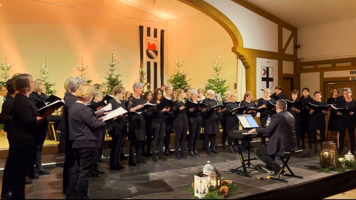 Der Frauenchor HEL-CANTO beim Konzert in Helden. von privat
