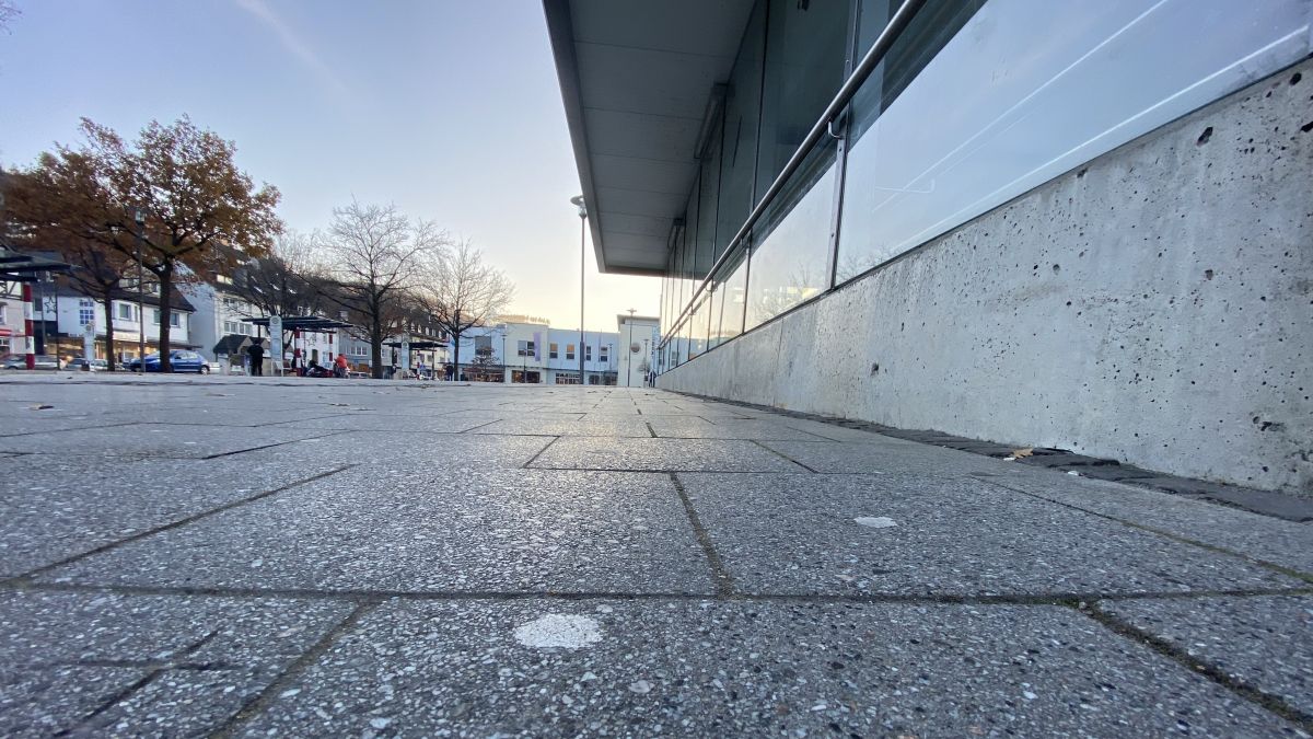 Im Bereich des Bahnhofs und des Hundem-Lenne-Centers (im Hintergrund) sind in letzter Zeit häufig Sachbeschädigungen entstanden. von Nils Dinkel