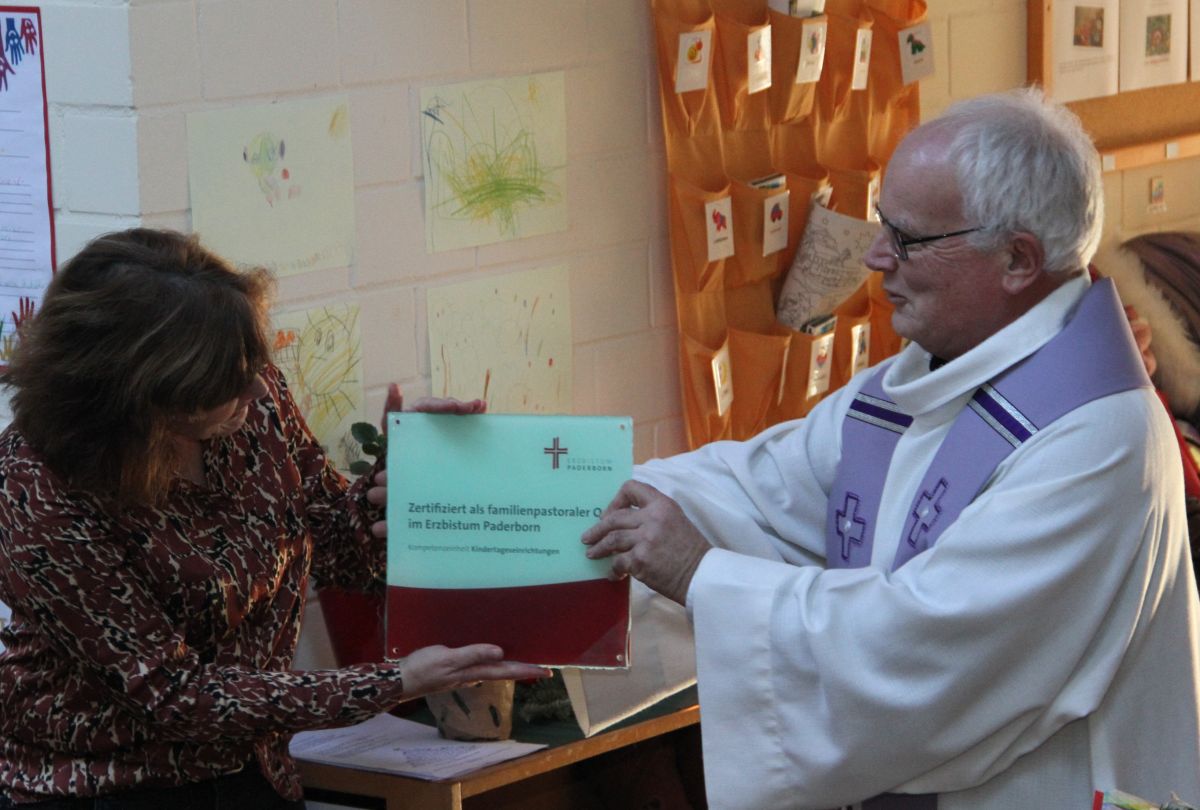 Pastor Ludger Wollweber überreicht die Plakette an Judith Tillmann, Leiterin der Meggener Kita. von Kerstin Sauer